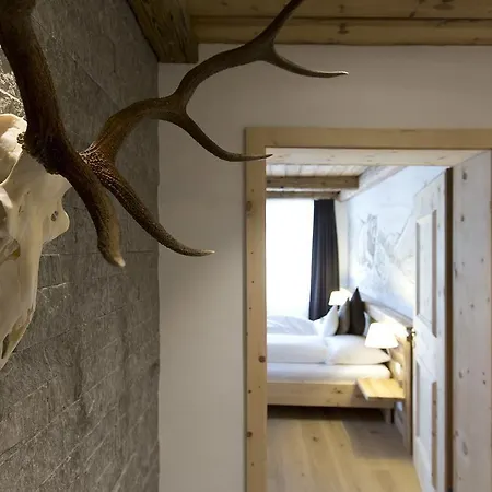 ホテル Crusch Alba 3*